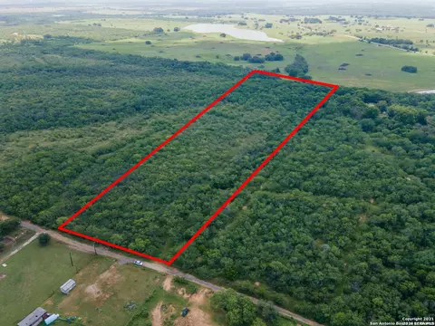 452 Ramos Ln, Floresville, TX 78114