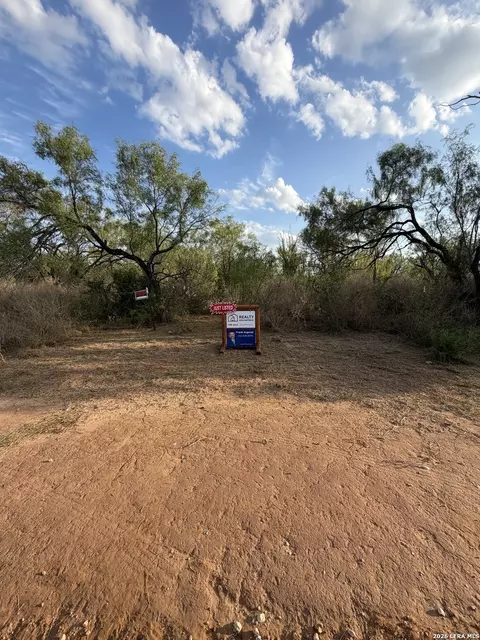 307 Bluebonnet, Devine, TX 78016 photo 4