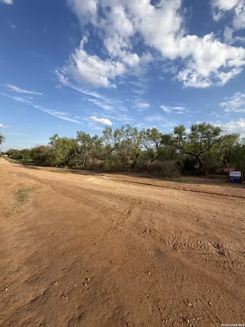 307 Bluebonnet, Devine, TX 78016 photo 5