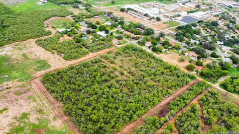 307 Bluebonnet, Devine, TX 78016 photo 3
