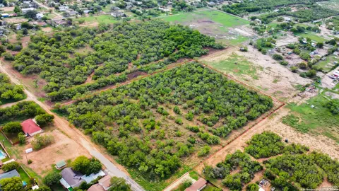 307 Bluebonnet, Devine, TX 78016 photo 2