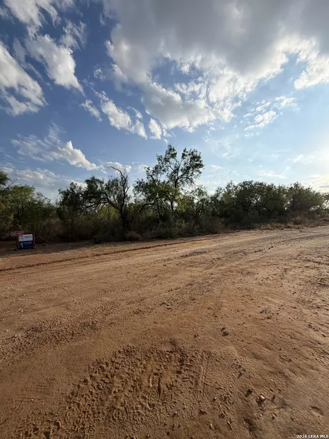 307 Bluebonnet, Devine, TX 78016 photo 6