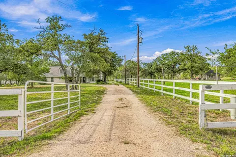 837 Paddy, Floresville, TX 78114