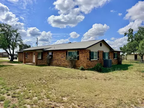 611 Deer Trail Dr, Jourdanton, TX 78026