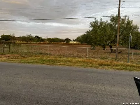 412 N Transportation Dr, Devine, TX 78016 photo 3
