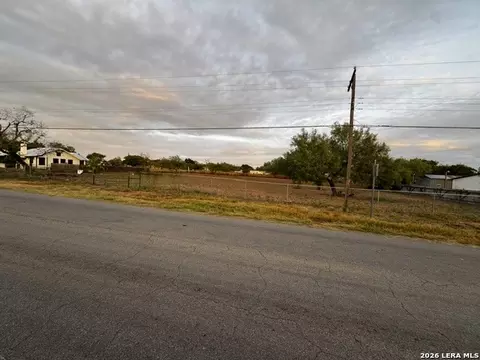 412 N Transportation Dr, Devine, TX 78016 photo 9