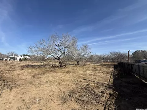 412 N Transportation Dr, Devine, TX 78016 photo 10