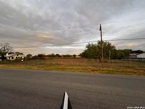 412 N Transportation Dr, Devine, TX 78016 photo 2