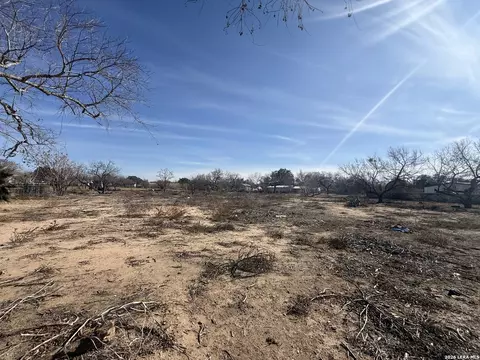 412 N Transportation Dr, Devine, TX 78016 photo 8