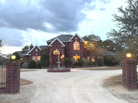 2712 N State Highway 80, Nixon, TX 78140
