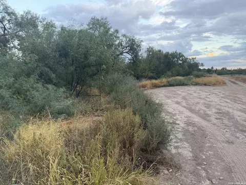 875 Ritchie, Eagle Pass, TX 78852 photo 4