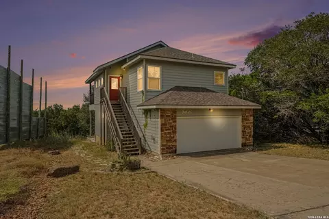 700 Oakleaf Dr, Canyon Lake, TX 78133