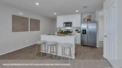 Kitchen - 2111 Windflower Ln, Luling, TX 78648 photo 4 of 5