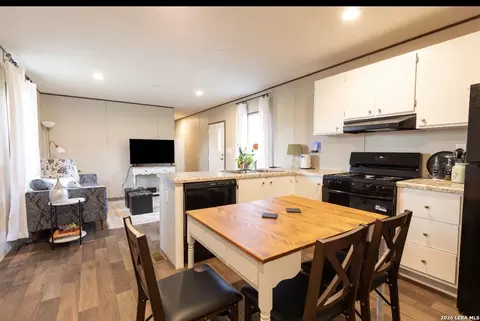 937 County Road 7711, Devine, TX 78016 photo 6