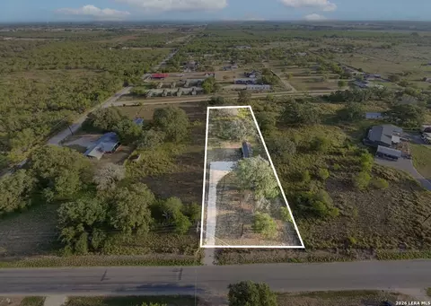 937 County Road 7711, Devine, TX 78016 photo 3