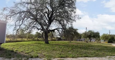 937 County Road 7711, Devine, TX 78016 photo 2