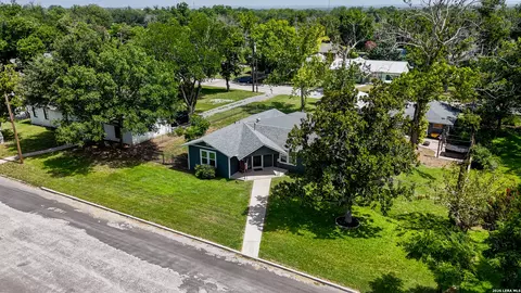 733 E Krezdorn St, Seguin, TX 78155