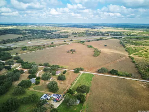 000 Cr 7611, Devine, TX 78016 photo 4