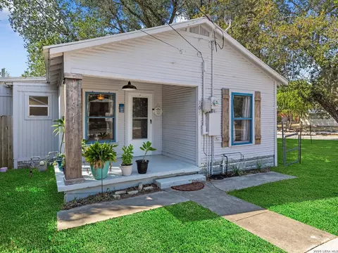 705 E Mountain St, Seguin, TX 78155