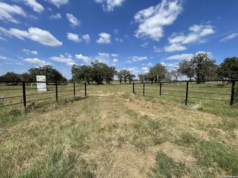 307 County Road 331, Floresville, TX 78114