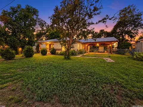 1306 1 2 16th St, Hondo, TX 78861