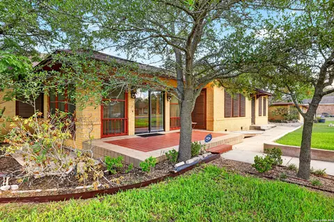 101 Fahr Dr, Poth, TX 78147