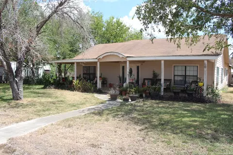272 Jourdanton, Charlotte, TX 78011