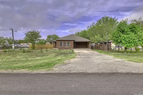 2211 N Knox St, Uvalde, TX 78801
