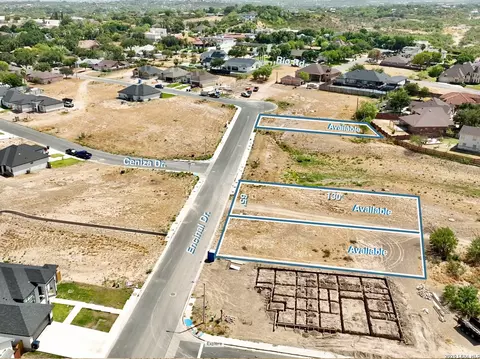 714 Encinal Dr, Eagle Pass, TX 78852