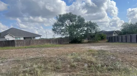 616 Cadena, Kenedy, TX 78119 photo 4
