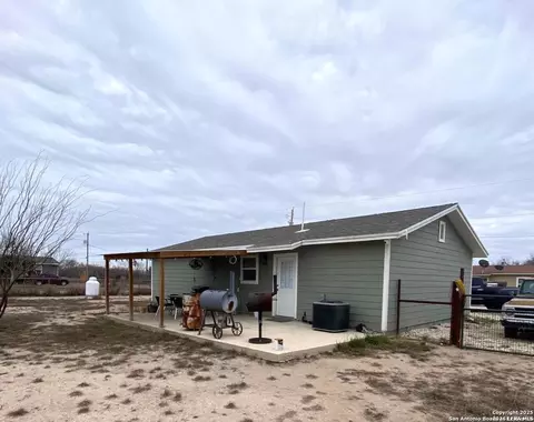 563 N Miller Ave, La Pryor, TX 78872