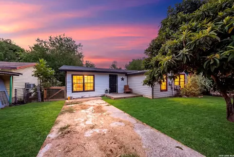 217 W Benbo St, Seguin, TX 78155