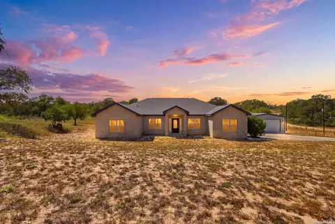 254 Broken Arrow, Floresville, TX 78114