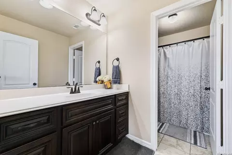 Bath - 3966 Bogie Way, Converse, TX 78109 photo 3 of 4