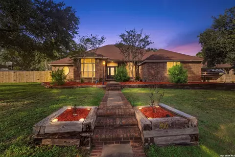 806 Mesquite, Karnes City, TX 78118