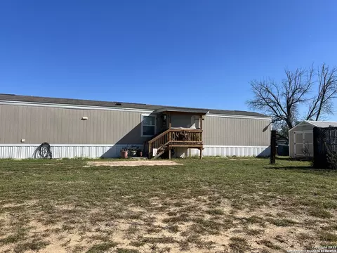 720 Sanches Ave, Pleasanton, TX 78064
