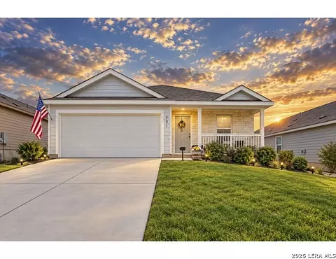 913 Riviera Ct, Seguin, TX 78155