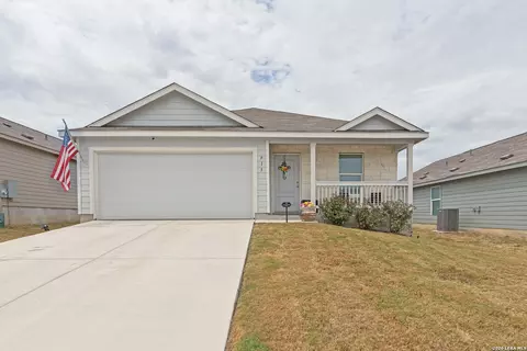 913 Riviera Ct, Seguin, TX 78155