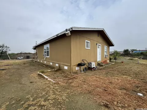 Exterior - 865 Ranchitos Rd, Eagle Pass, TX 78852 photo 3 of 3