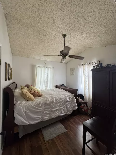 Bedroom - 865 Ranchitos Rd, Eagle Pass, TX 78852 photo 2 of 4
