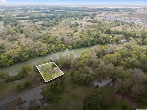 8 River Oak Dr, Seguin, TX 78155