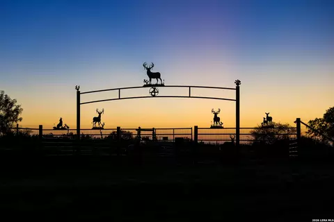 1909 Hubbard Rd, Cotulla, TX 78014