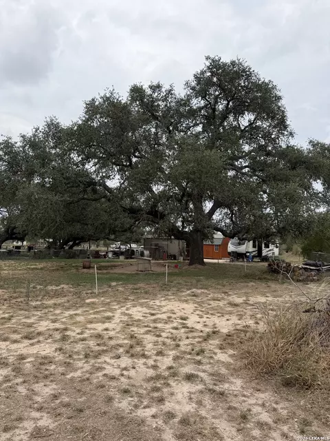 42 E King Phillips Ave, Poteet, TX 78065