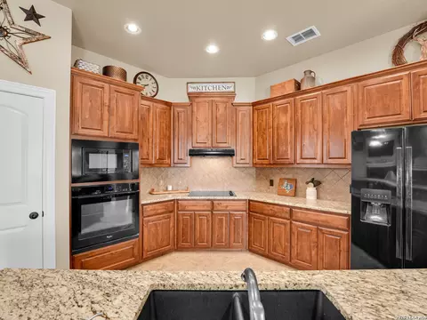 Kitchen - 16021 Ethans Xing, Lytle, TX 78052 photo 3 of 4