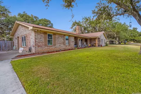 34 Encino Loma, Beeville, TX 78102