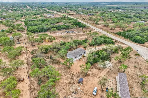 View/Area - 172 County Road 2667, Devine, TX 78016 photo 5 of 10