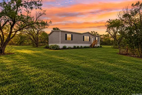 Exterior - 172 County Road 2667, Devine, TX 78016 photo 2 of 9
