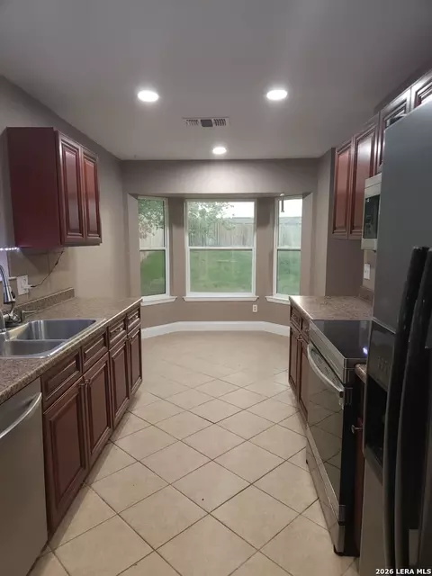 5005 Crestwood Dr, Schertz, TX 78108