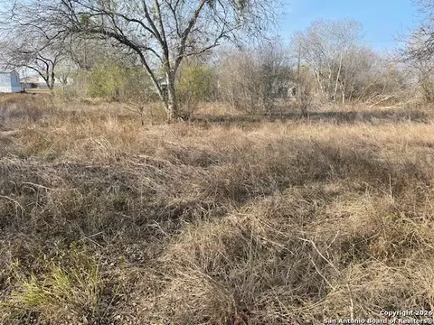 606 Cedar St, Jourdanton, TX 78026
