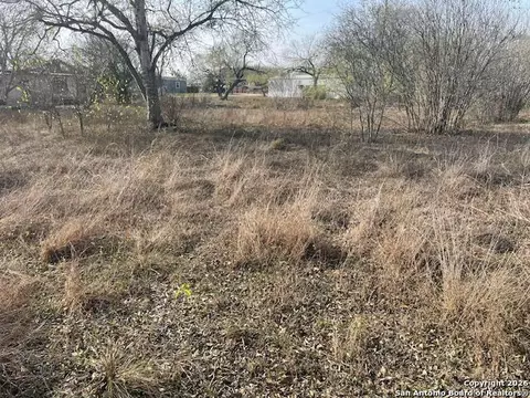 610 Cedar St, Jourdanton, TX 78026